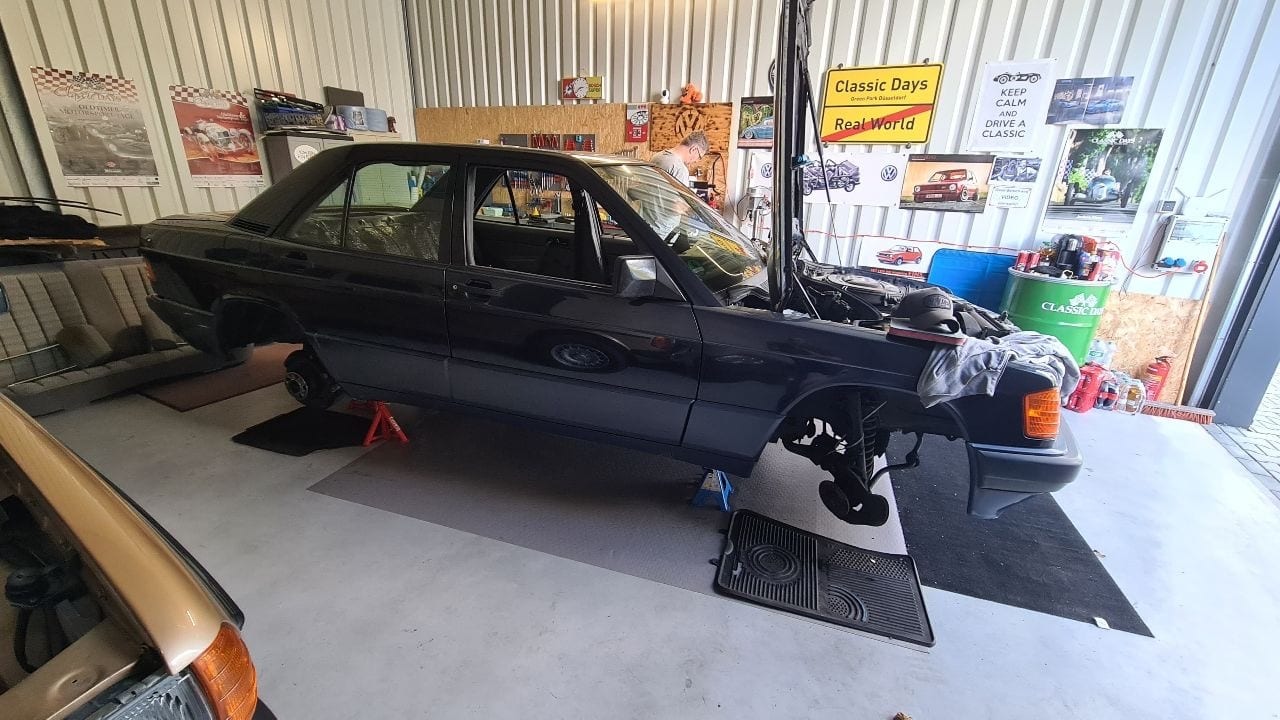 Mercedes-Benz W201 auf Böcken in der Halle während der Begutachtung